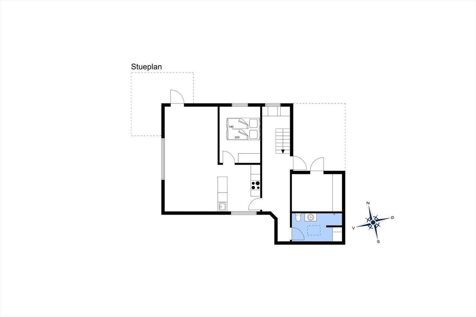 Stueplan zeigt Wohn- und Schlafzimmer, Küche, Bad und Treppenhaus mit Kompass.