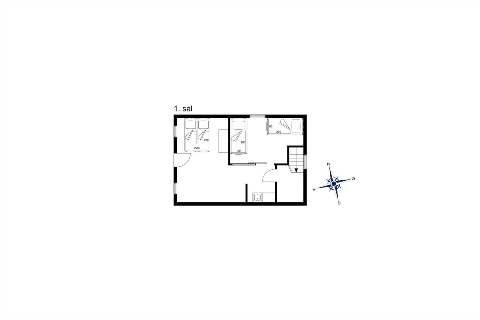 Erdgeschoss-Plan mit Schlafzimmern, Bad und Treppe. Kompass zeigt Himmelsrichtungen.