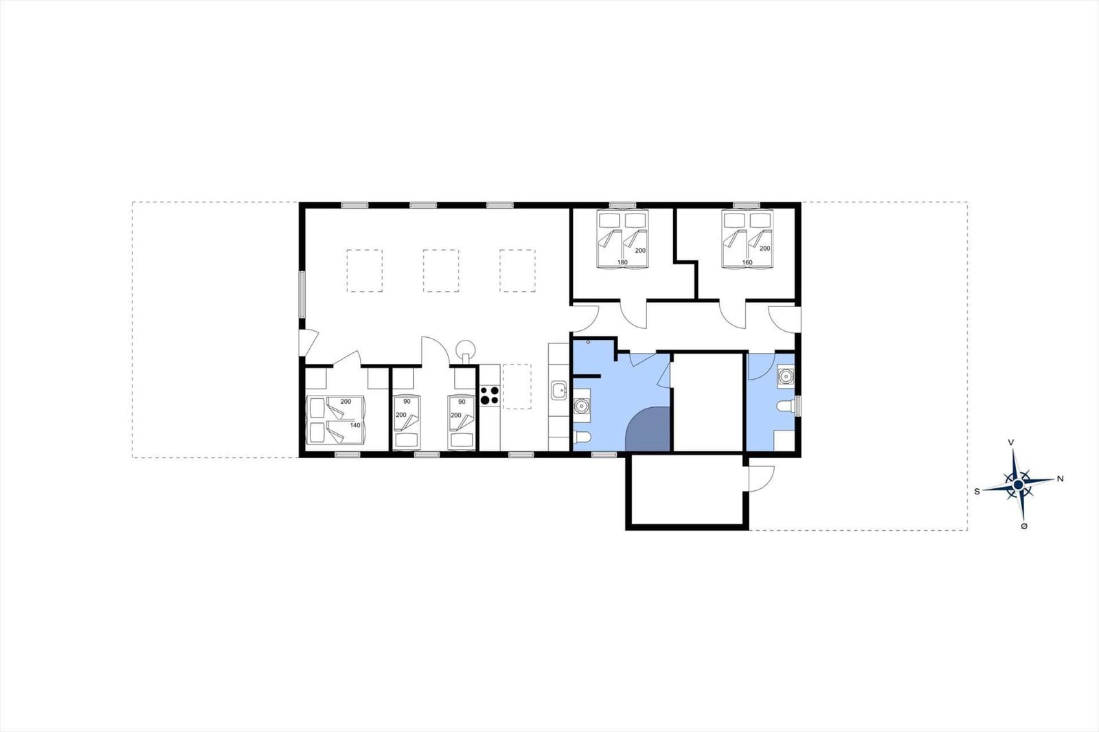 Wohnung mit vier Schlafzimmern, Küche und zwei Bädern. Grundriss mit Kompass.