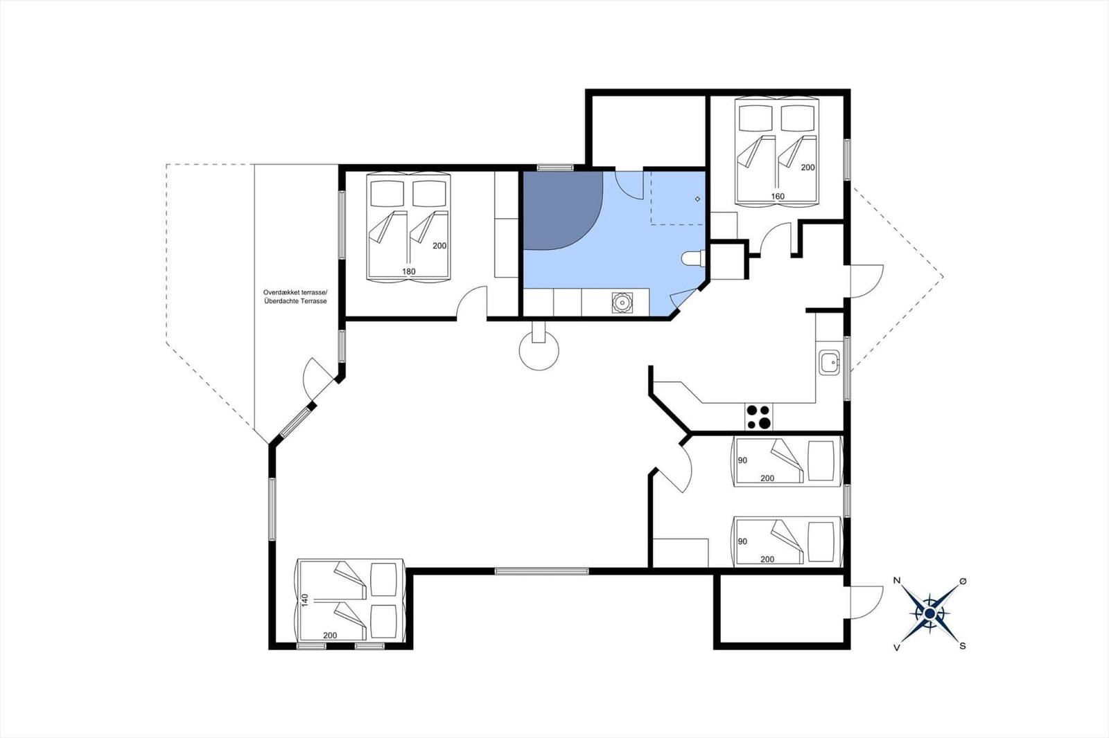 Wohnung mit vier Schlafzimmern, Küche und überdachter Terrasse.