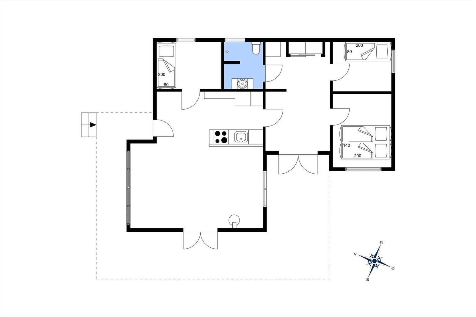 Wohnung mit Küche, Bad und drei Schlafzimmern mit Betten.