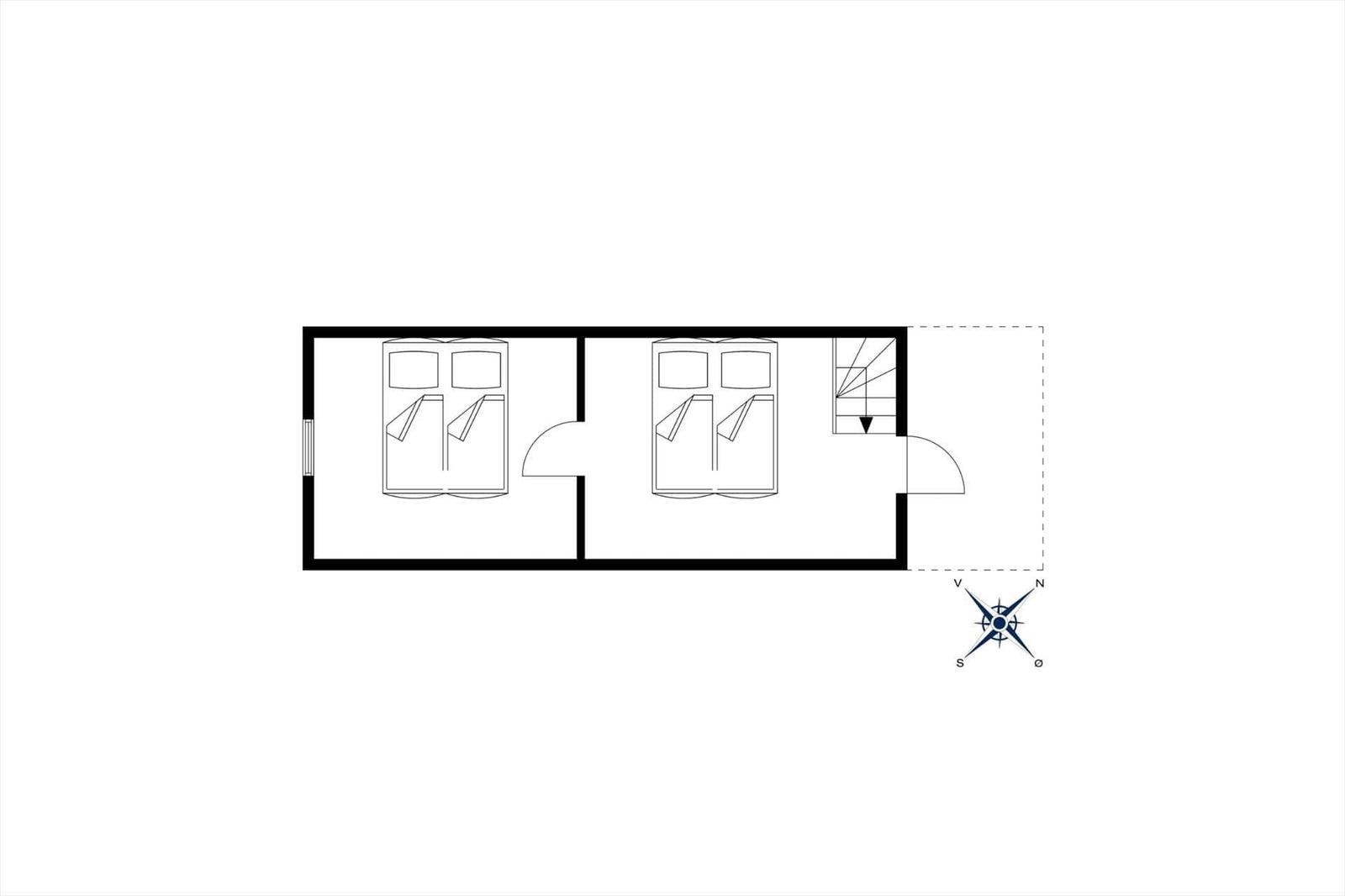 Zwei Schlafzimmer mit Schlafgelegenheiten und Treppe zur Unterkunft.