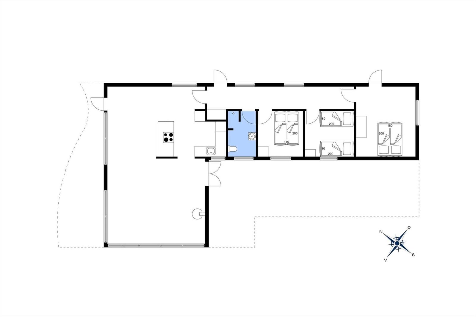 Gesamtplan mit Küche, Bad und drei Schlafzimmern mit Betten.