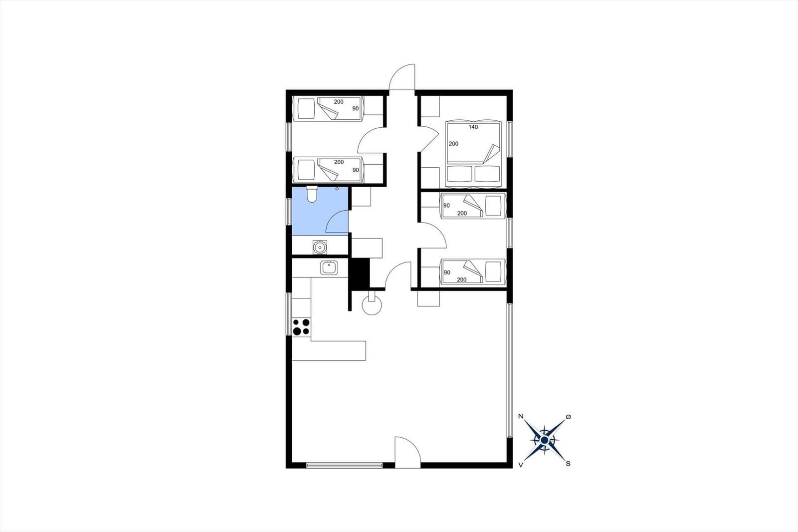 Wohnung mit Küche, Bad und drei Schlafzimmern. Flur führt zu allen Räumen.