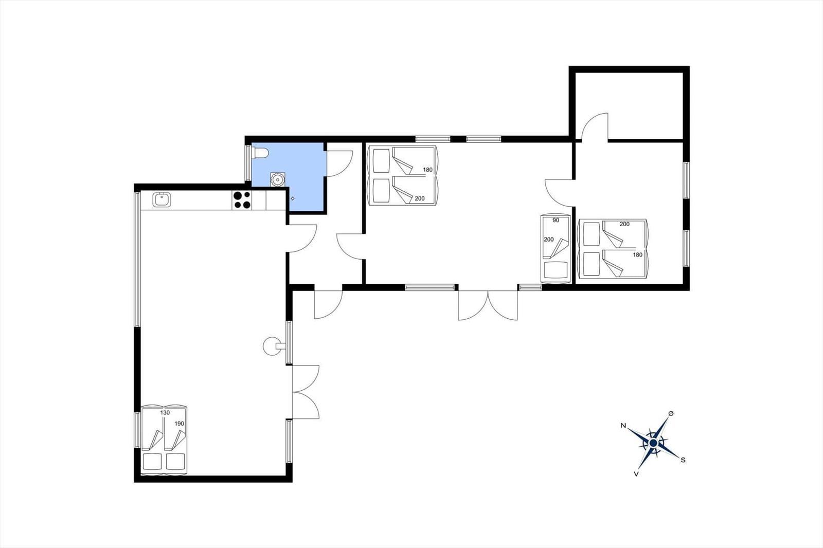 Wohnung mit Küche, Bad und drei Schlafzimmern mit Betten.