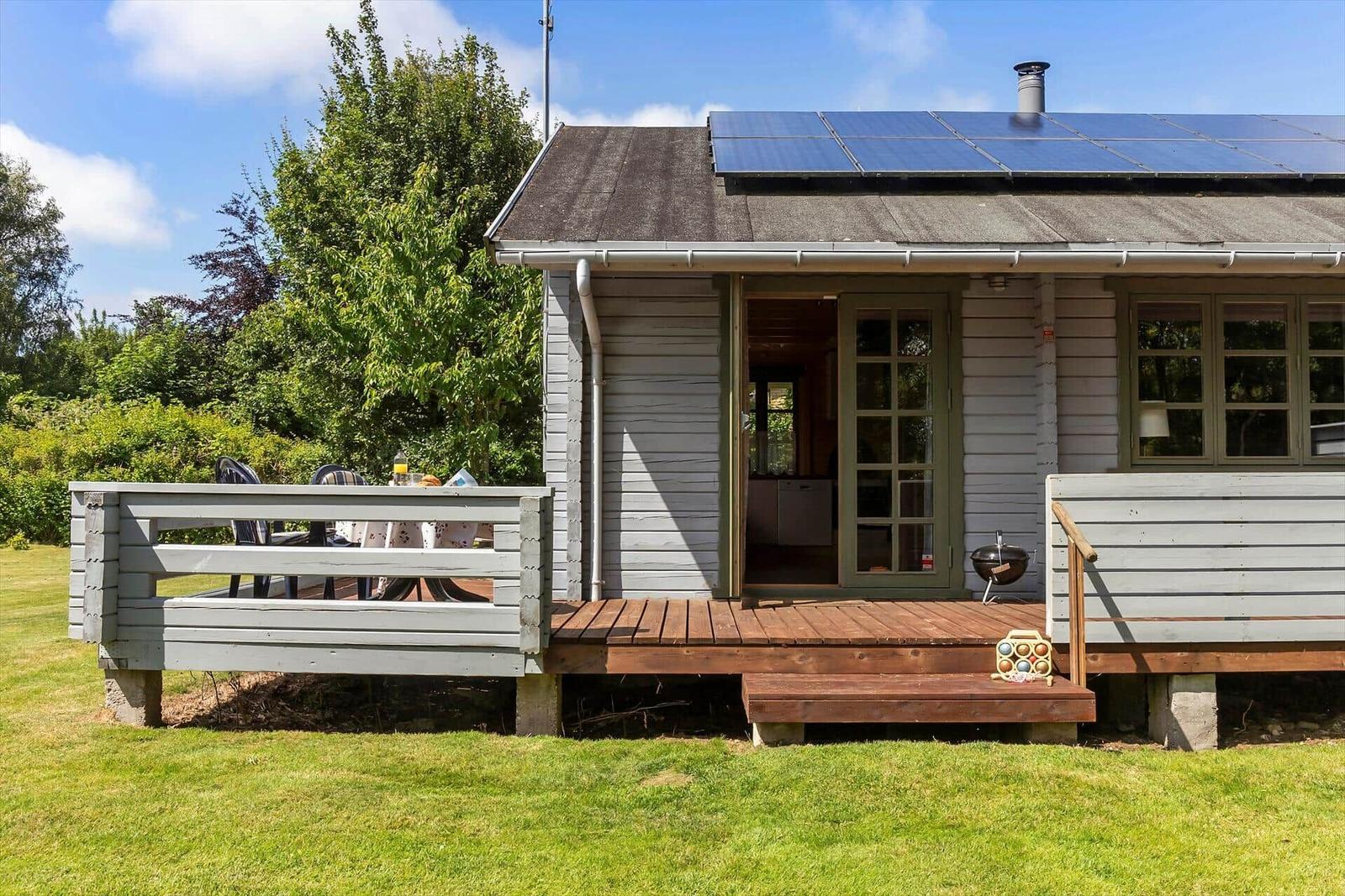 Haus mit Terrasse, Garten und Solarpanel auf Dach