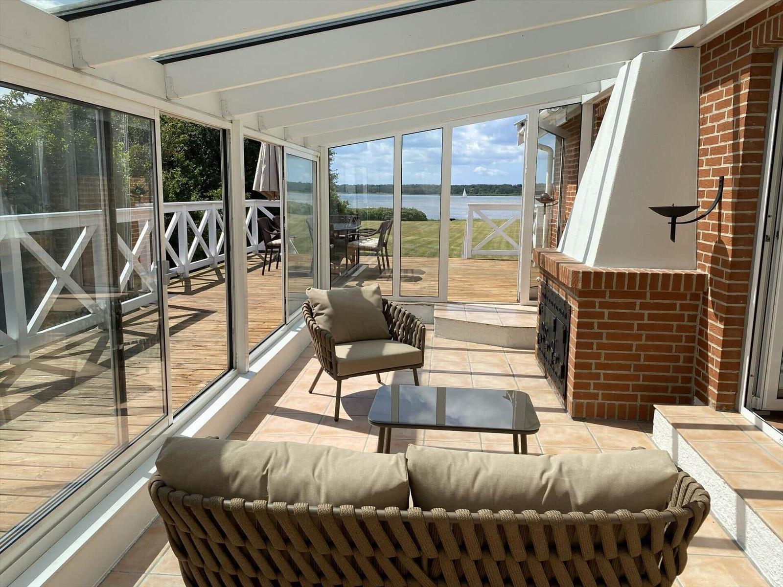 Terrasse mit Sitzgruppe und Blick auf See