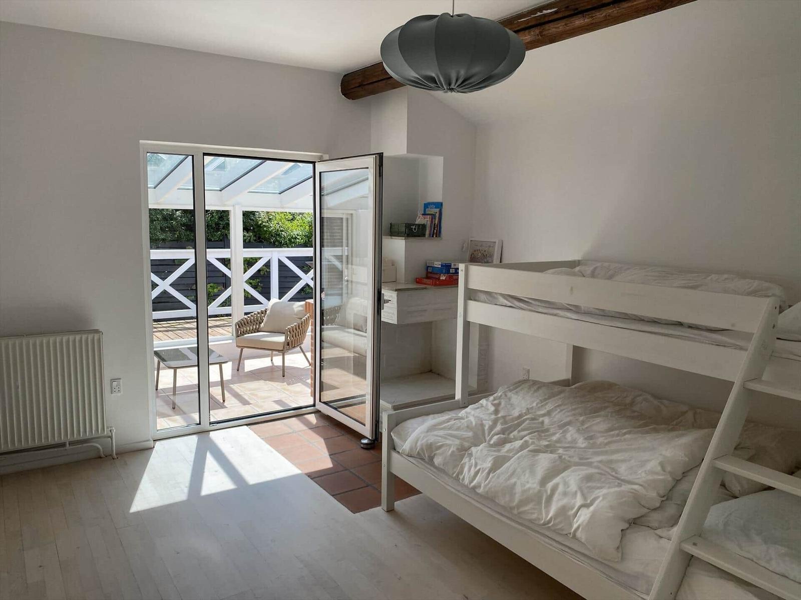 Zimmer mit Doppelstockbett und Terrassenzugang