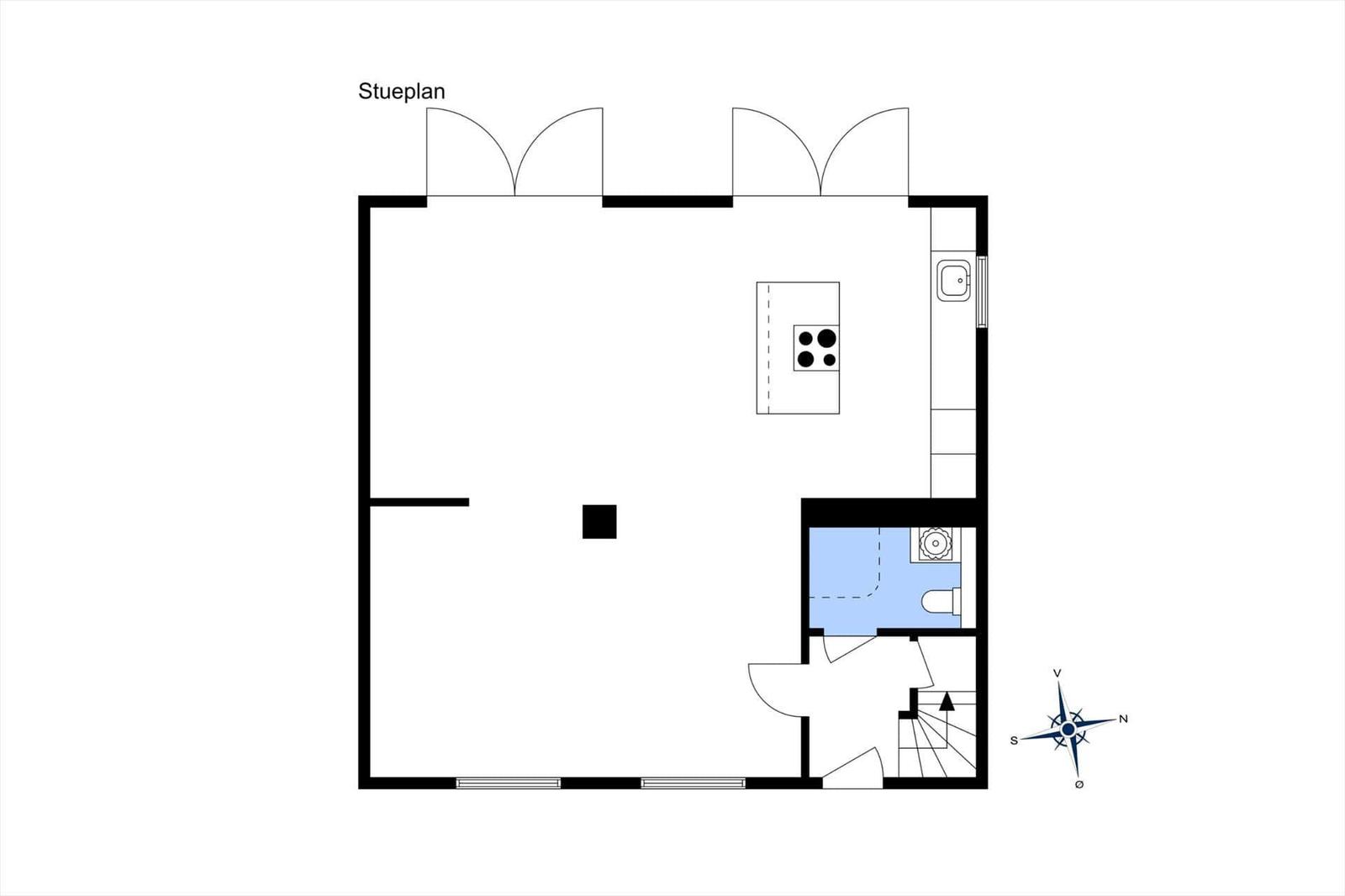 Stueplan zeigt Wohn- und Küchenbereich mit Bad und Treppe.