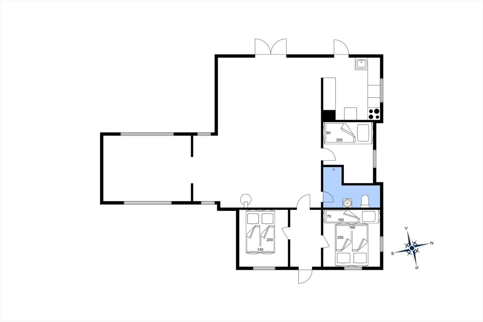 Wohnung mit drei Schlafzimmern, Küche und Bad. Raumübersicht mit Maßangaben.