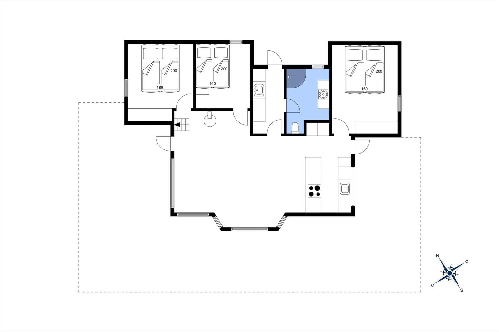 Wohnung mit drei Schlafzimmern, Küche und Bad. Flur mit Treppe.