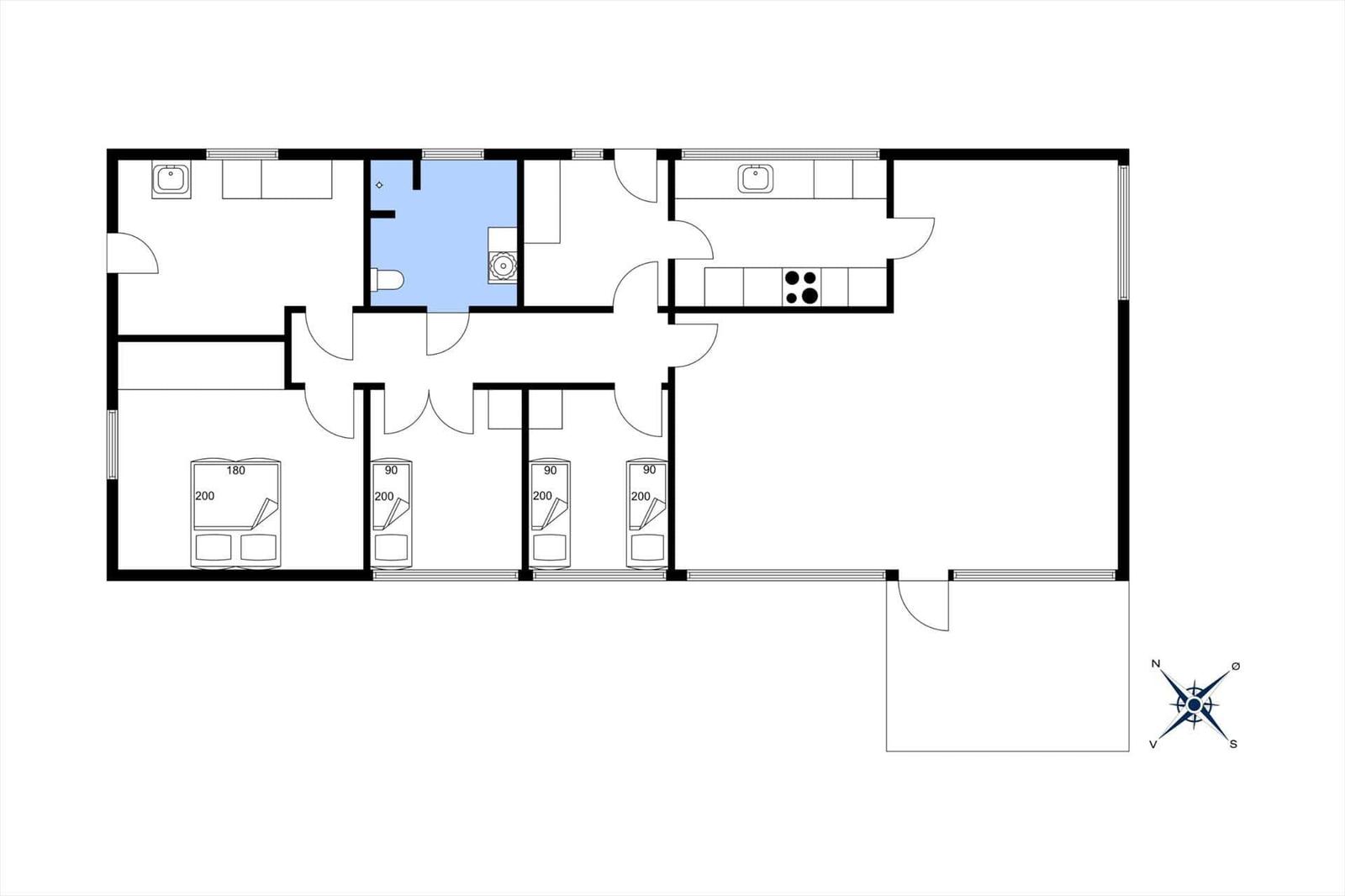 Wohnung mit Küche, Bad und vier Schlafzimmern mit Betten.