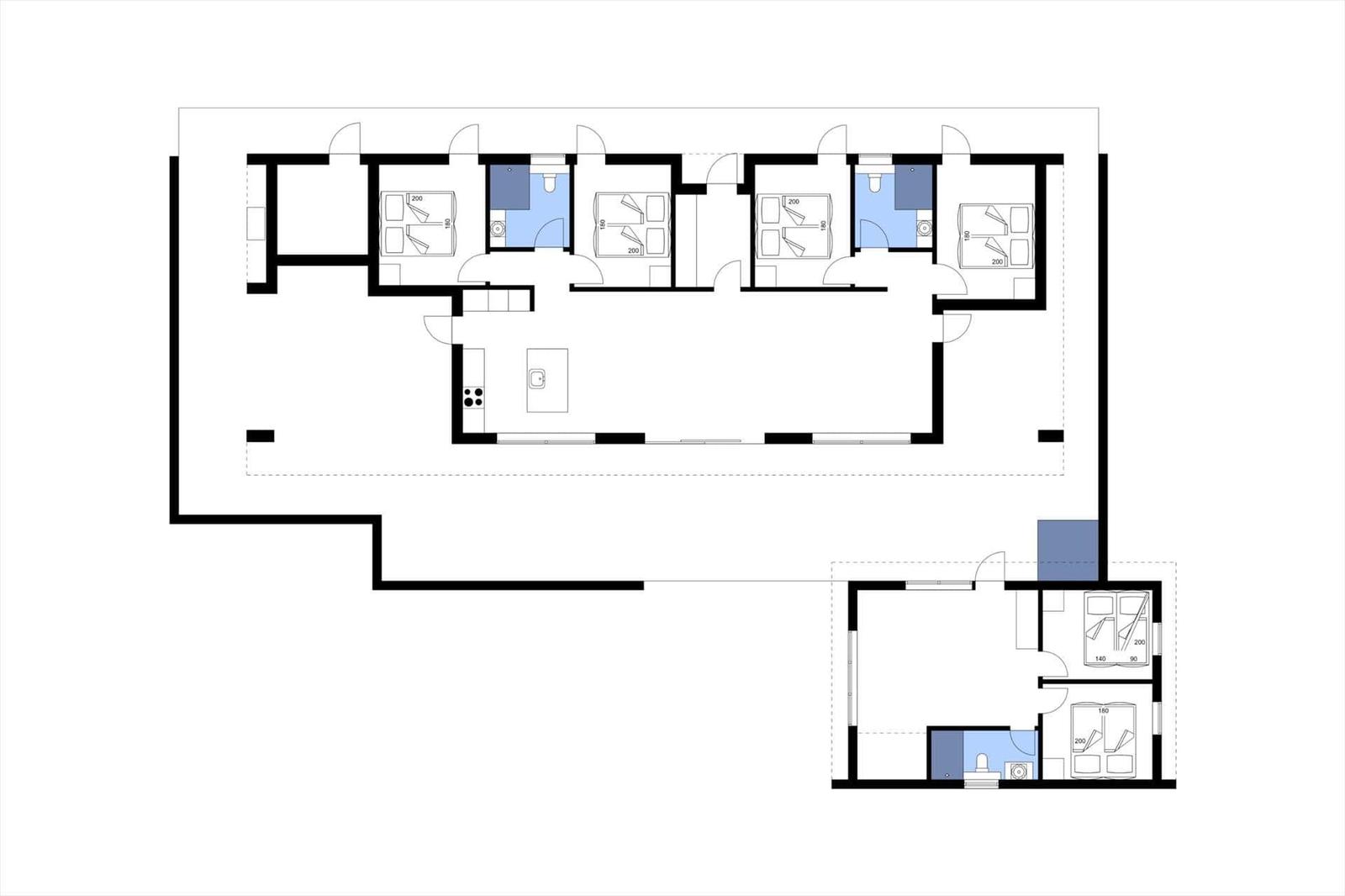Grundriss einer Ferienwohnung mit mehreren Schlafzimmern und Badezimmern.