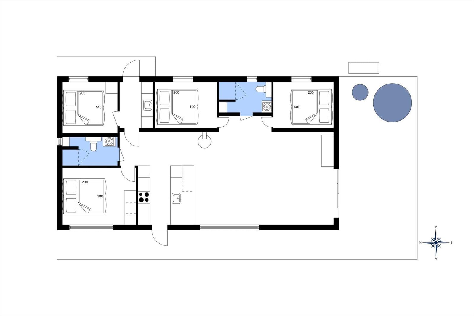 Wohnung mit drei Schlafzimmern, Küche und Bad. Außenbereich mit Pool.