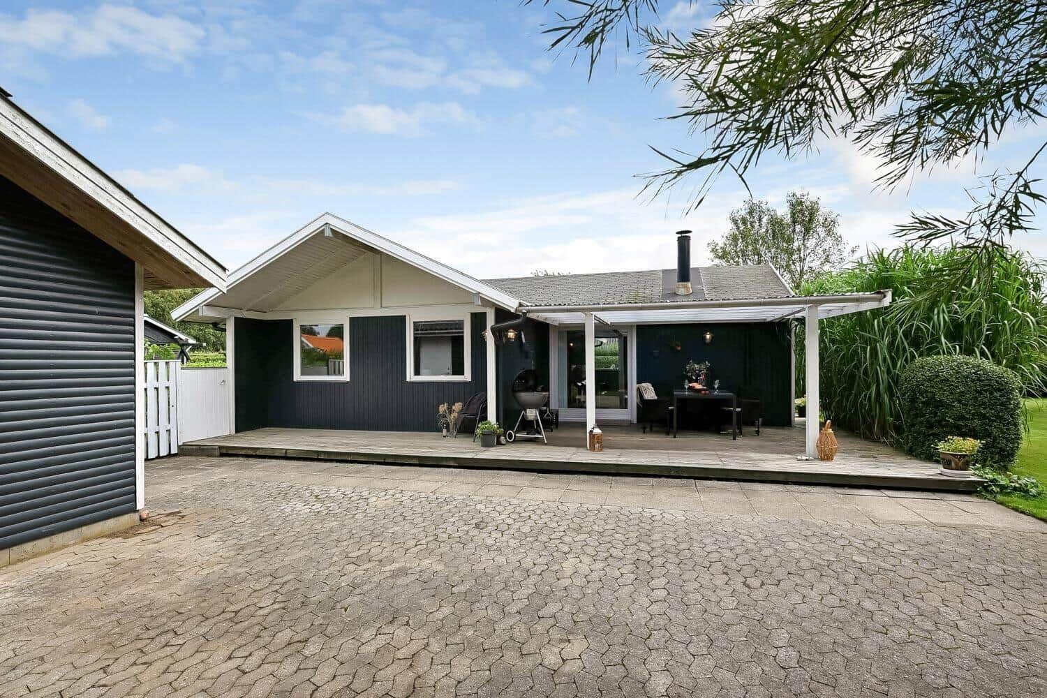 Moderne Ferienhaus mit Terrasse, Grill und Gartenbereich.