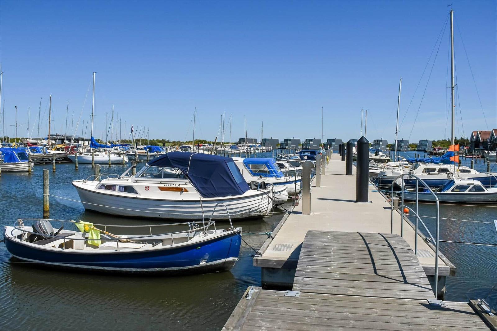Hafen mit Booten und Steg unter blauem Himmel