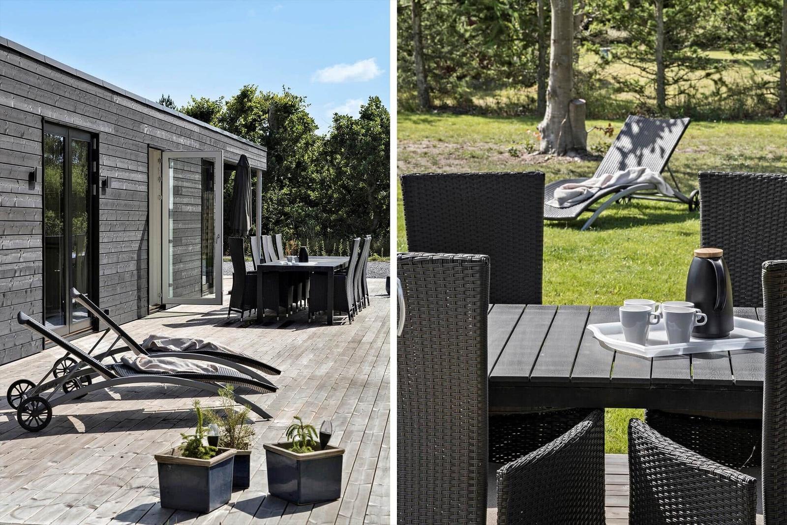 Terrasse mit Loungemöbeln und Esstisch. Hintergrund: grüner Garten mit Bäumen.