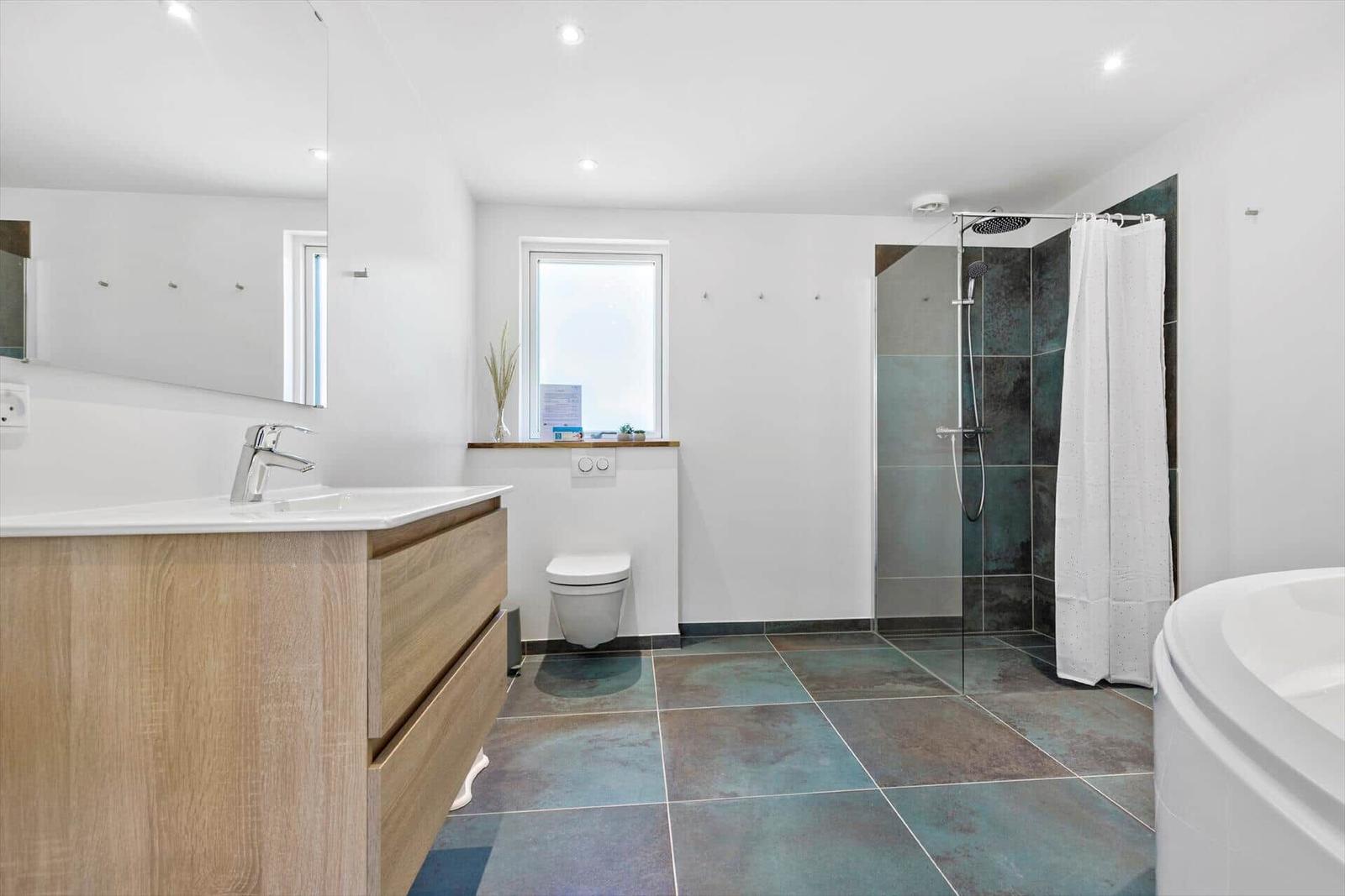 Bad mit Dusche, Badewanne und Waschbecken