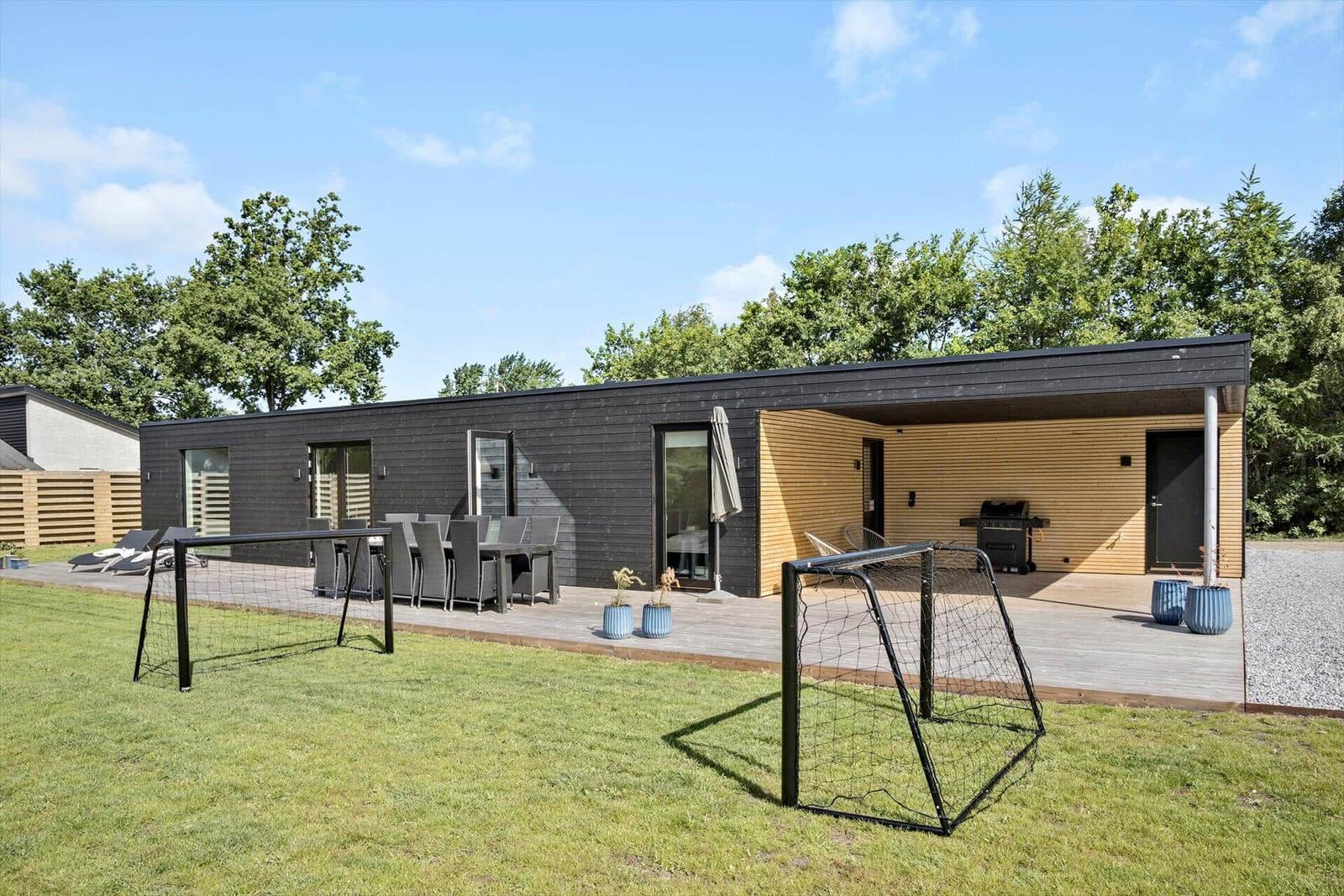 Moderne Ferienwohnung mit großem Garten, Grill und Fußballtor.