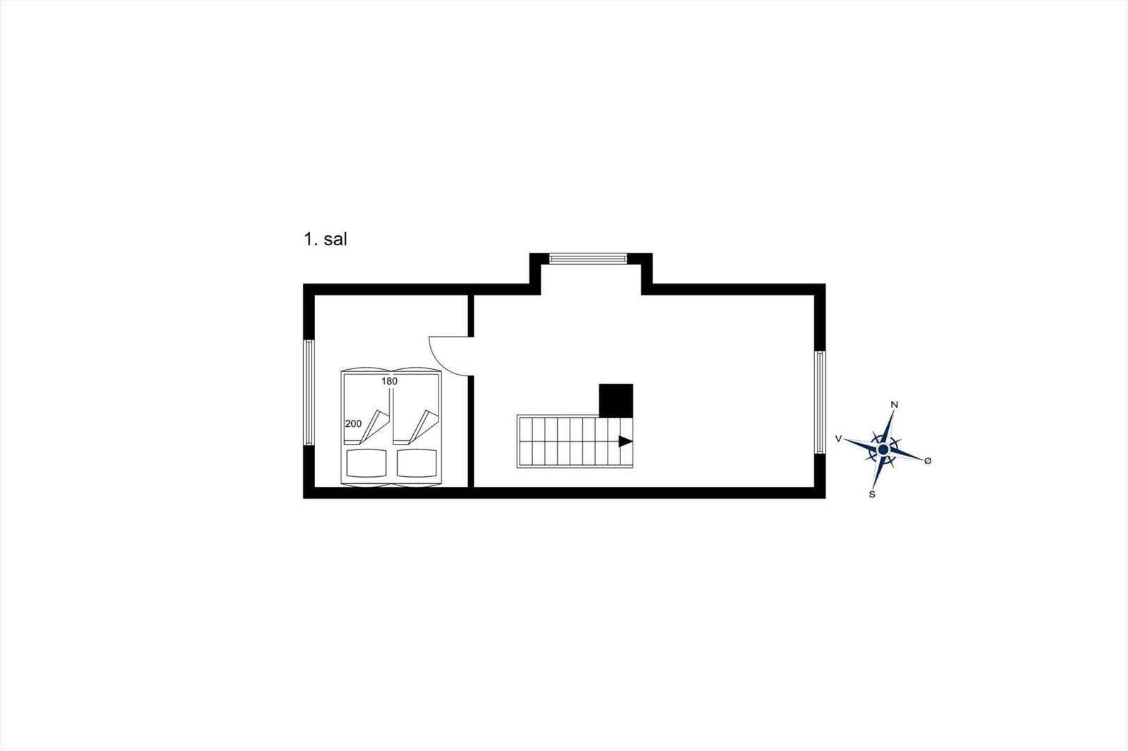 Erdgeschossplan mit Wohnfläche, Küche und Bad. Mit Kompass für Orientierung.