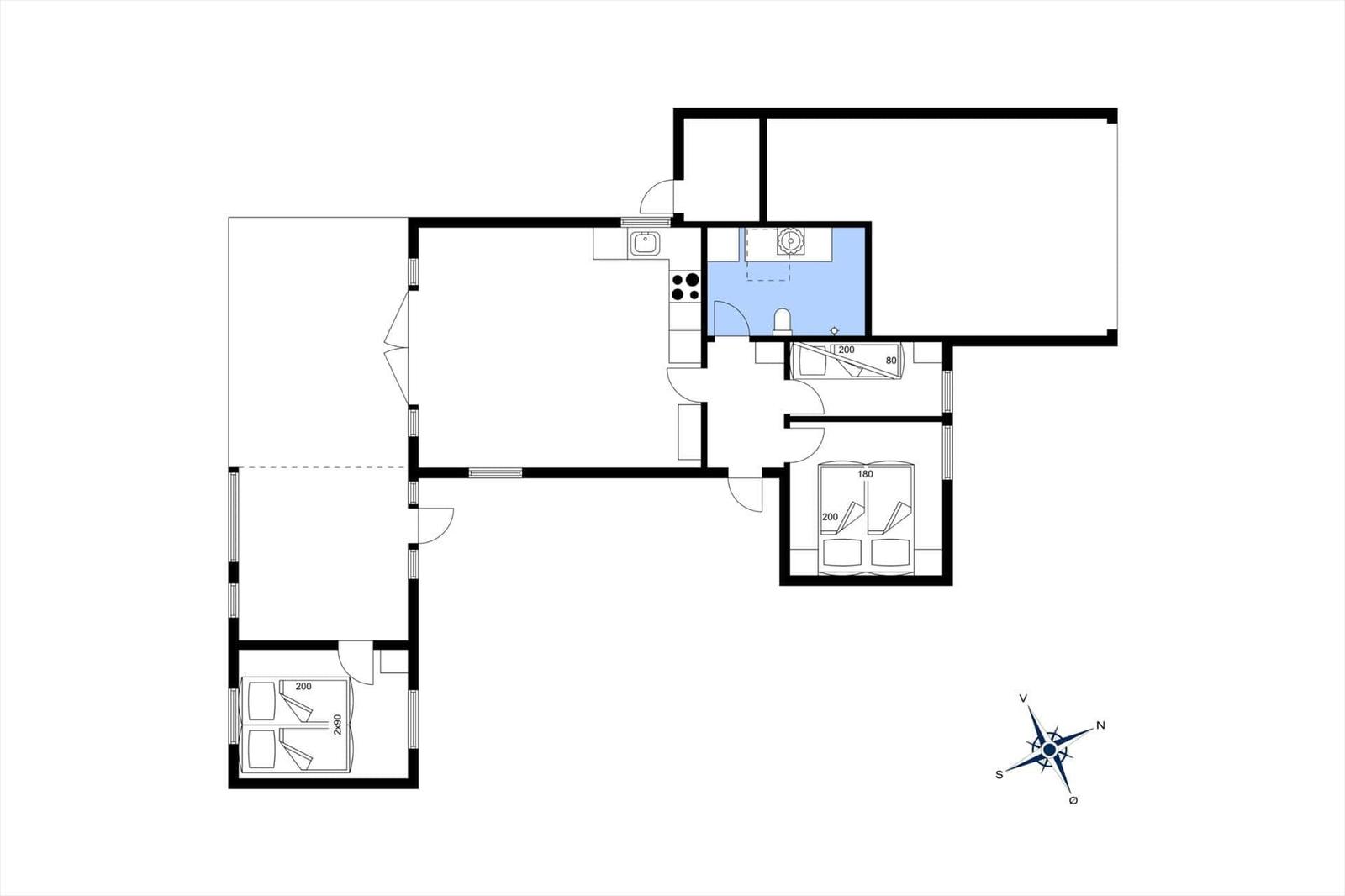 Wohnung mit Küche, Bad und zwei Schlafzimmern. Flur mit Treppe.