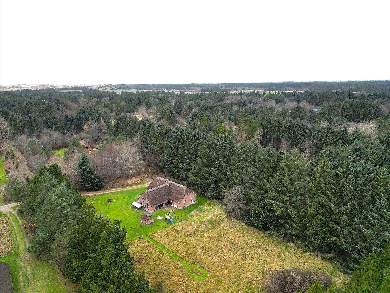 Haus mit Garten und Spielplatz im Wald