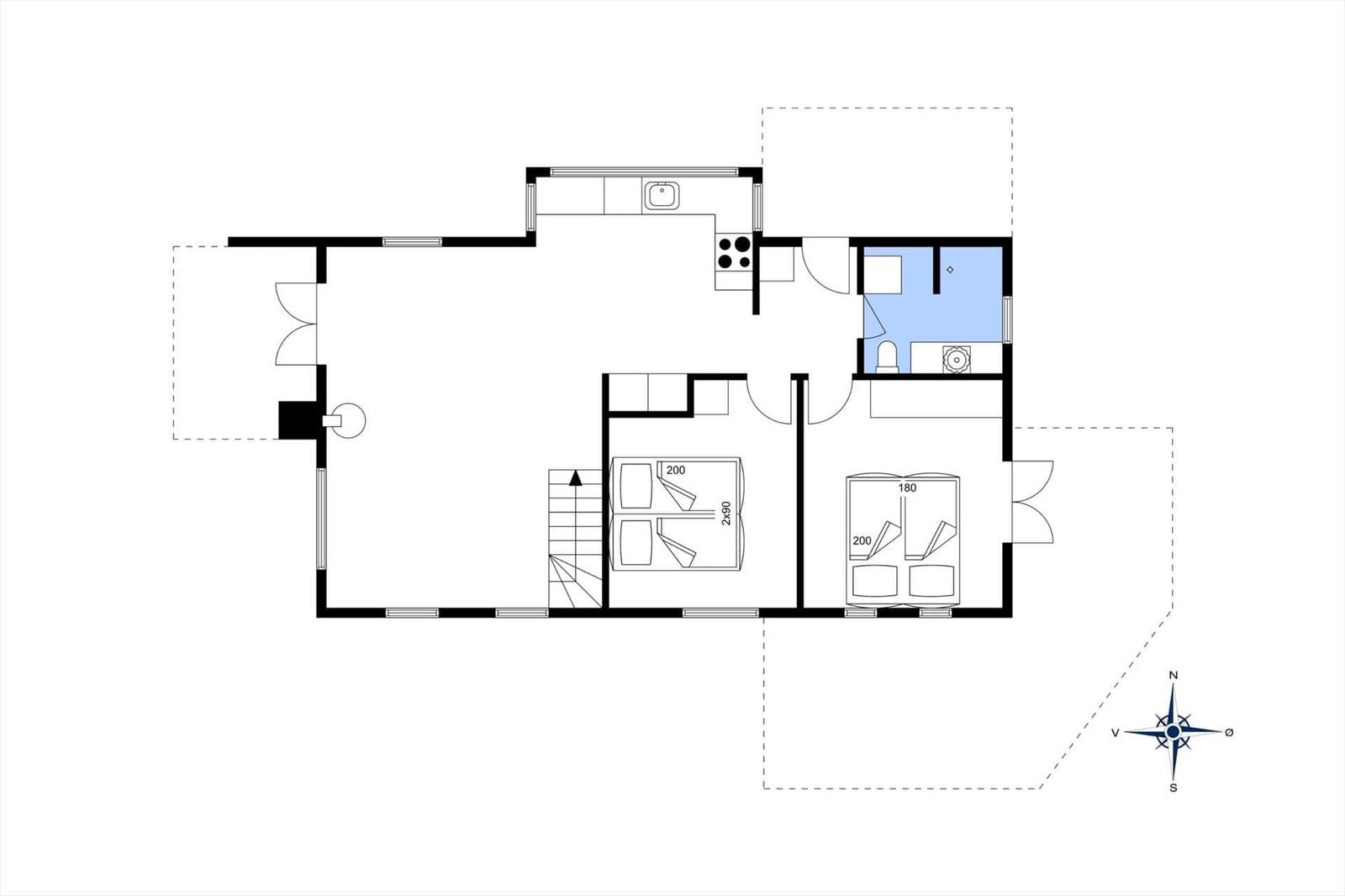 Wohnung mit zwei Schlafzimmern, Küche und Bad. Treppenhaus zur oberen Etage.