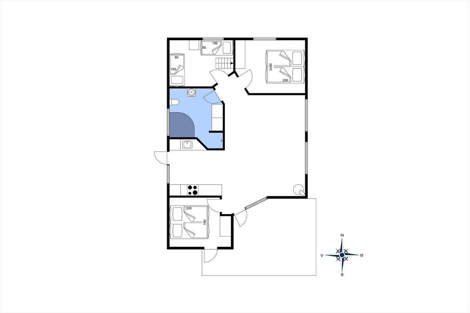 Wohnung mit drei Schlafzimmern, Küche und Bad. Flur mit Treppe.