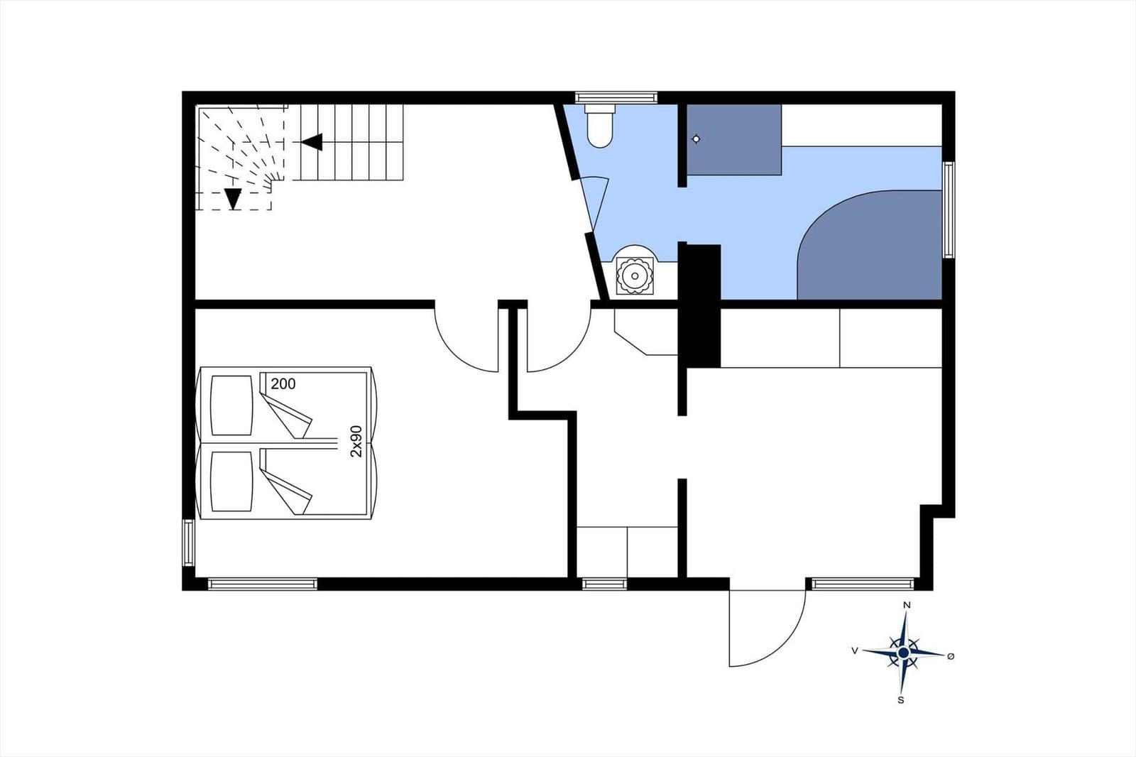 Dieses Stockwerk zeigt Schlafzimmer, Bad und einen Flur mit Treppe.