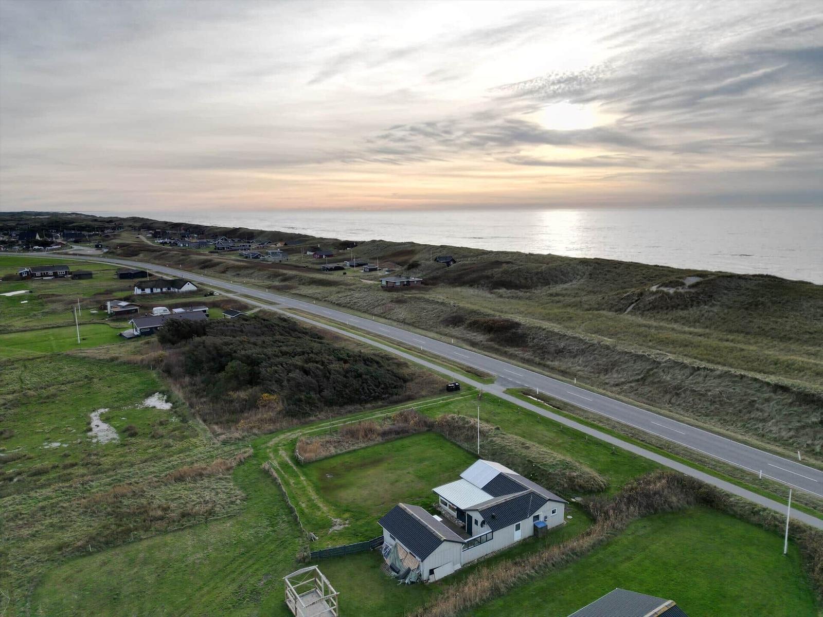Haus mit Garten, Straße und Blick aufs Meer.