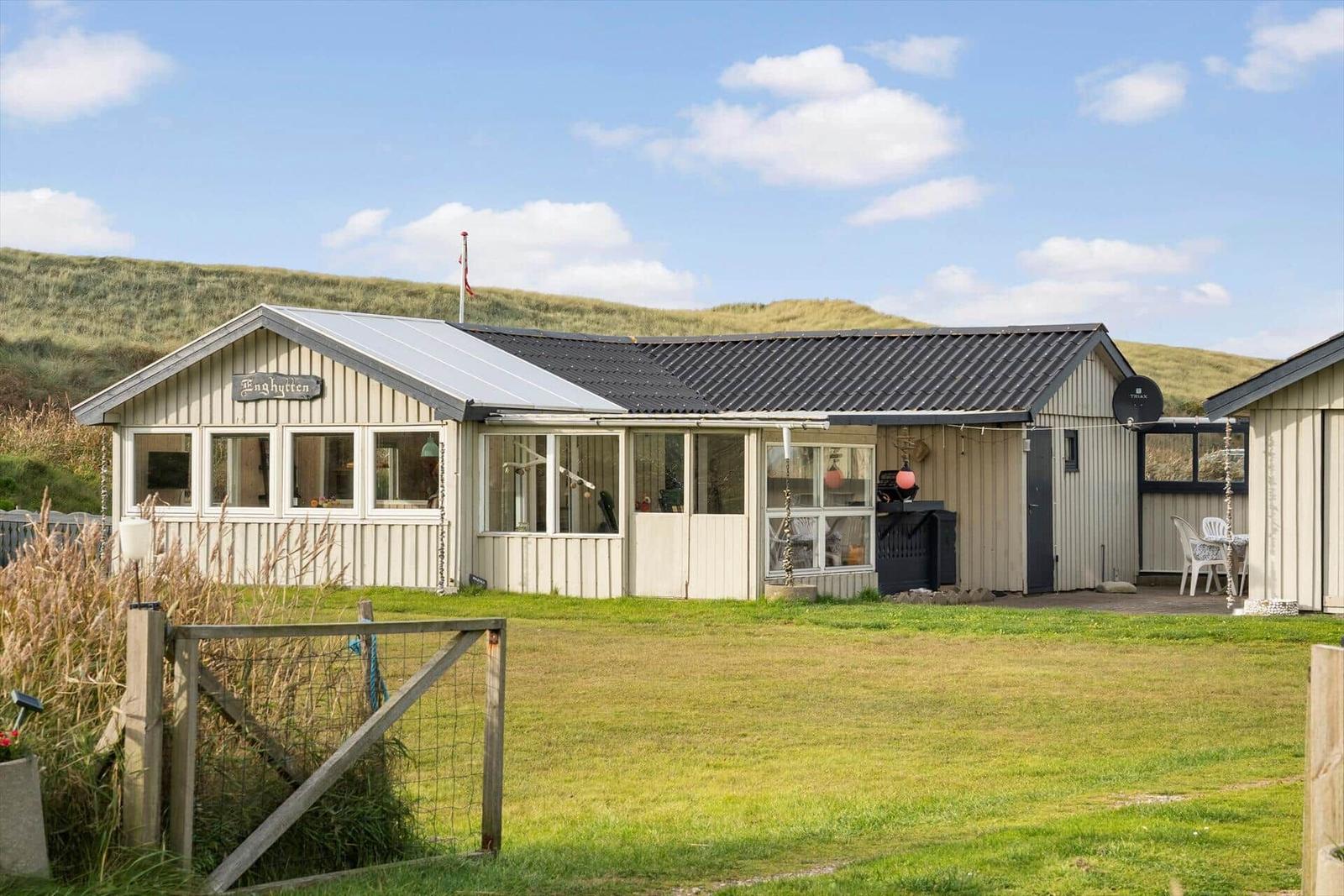 Haus mit Garten und Terrasse vor Dünen