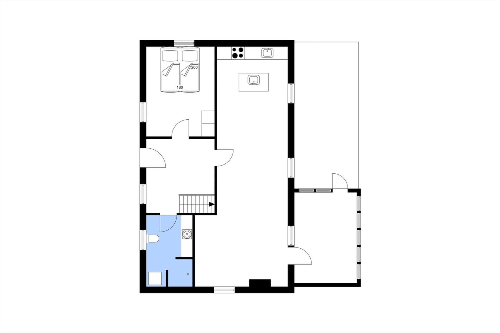 Wohnung mit Schlafzimmer, Küche und Bad. Treppenhaus und Flur sind sichtbar.