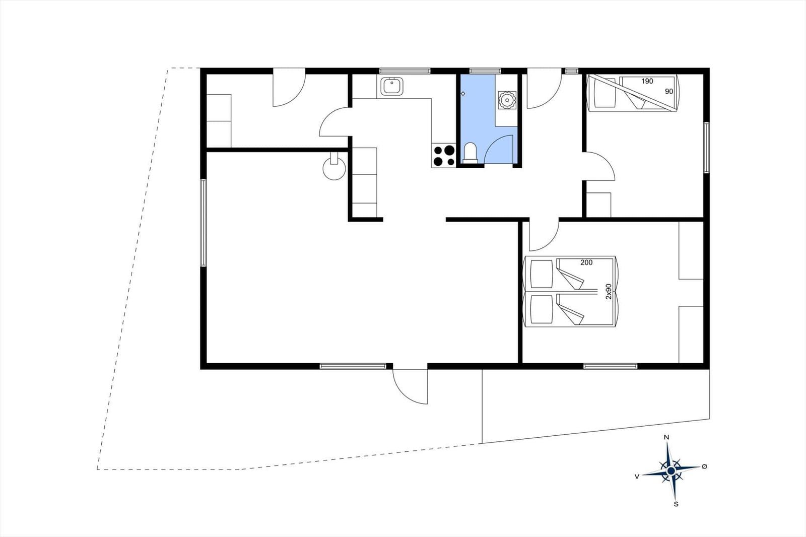 Wohnung mit Küche, Bad, Schlafzimmer und Wohnbereich mit Kompass.