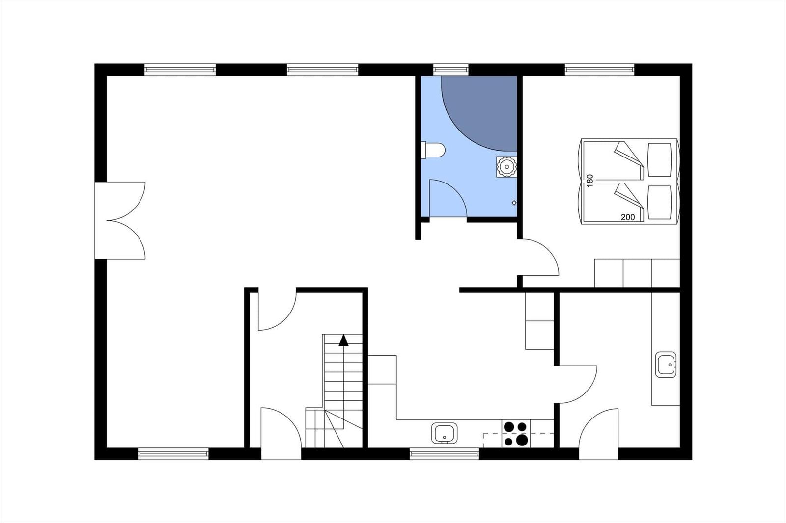 Wohnung mit Küche, Bad, Schlafzimmer und Treppe zur oberen Etage.