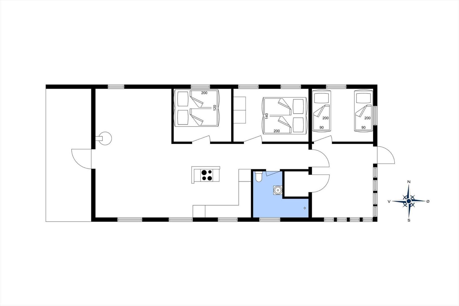 Wohnung mit Küche, Bad und drei Schlafzimmern mit Betten.