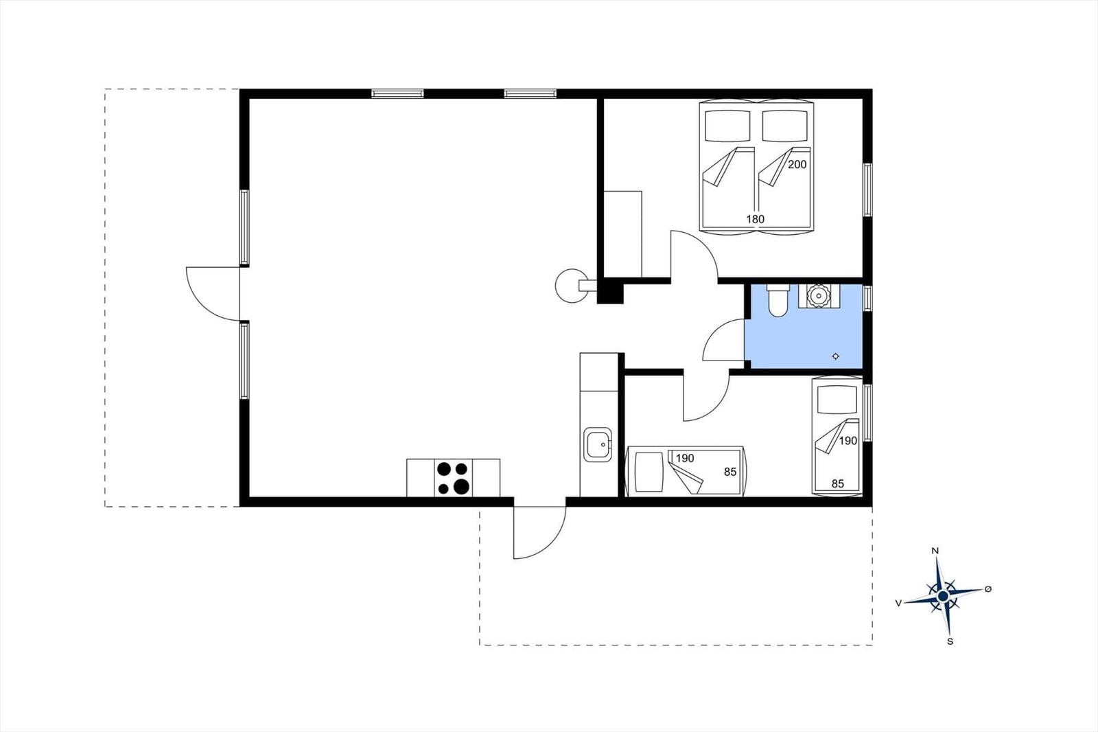 Wohnung mit Küche, Schlafzimmer und Bad. Flur mit Treppe.