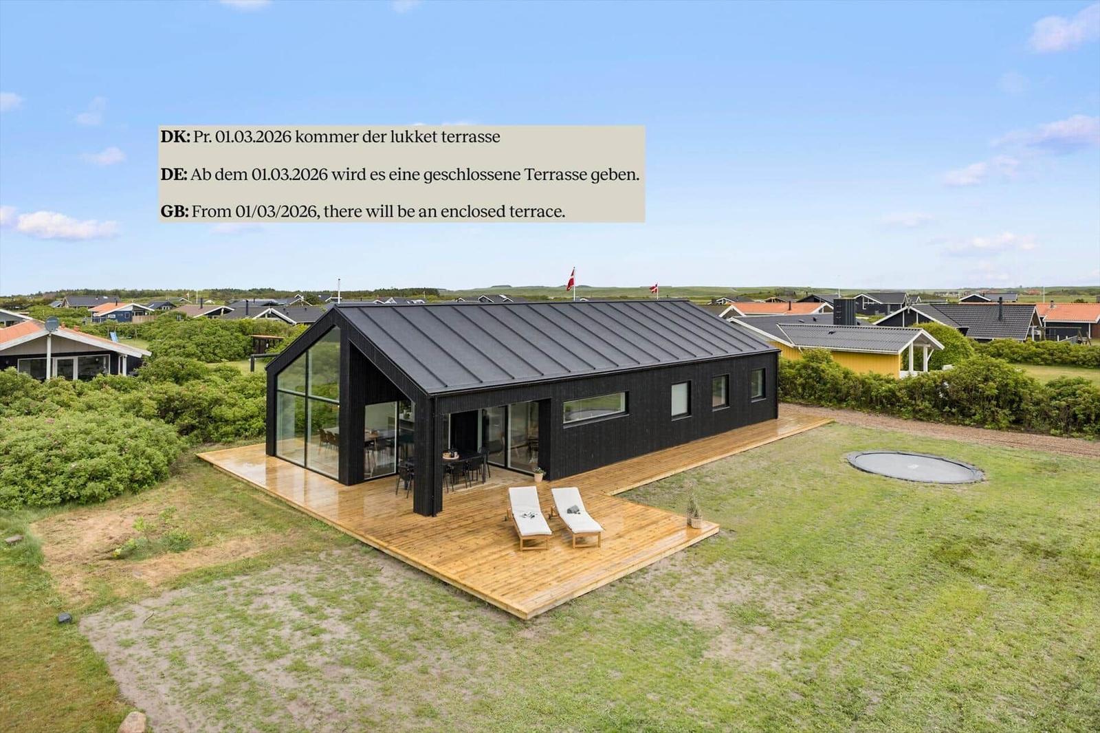 Modernes Haus mit Holzterrasse, Garten und Trampolin. Geschlossene Terrasse ab 01.03.2026.