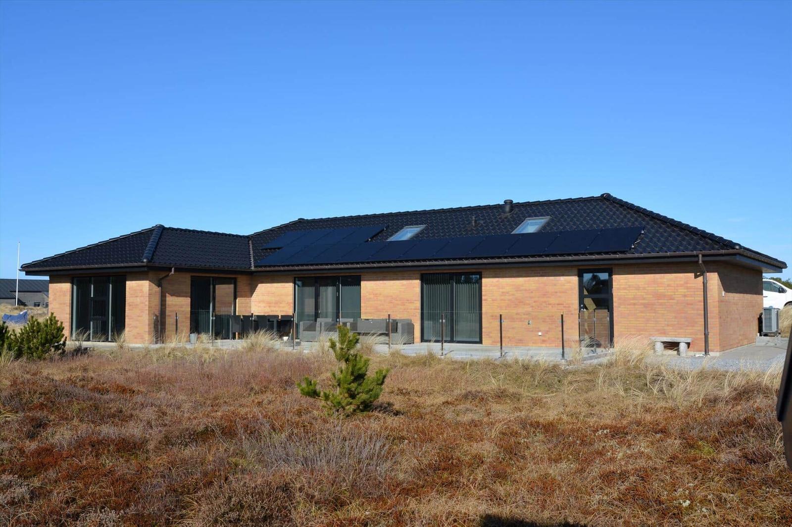Moderne Villa mit Solaranlage und Terrasse im Freien