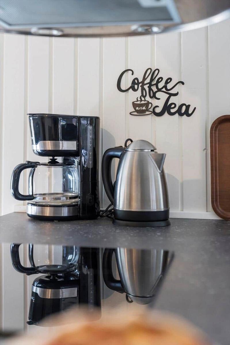 Küchenarbeitsplatte mit Kaffeemaschine und Wasserkocher