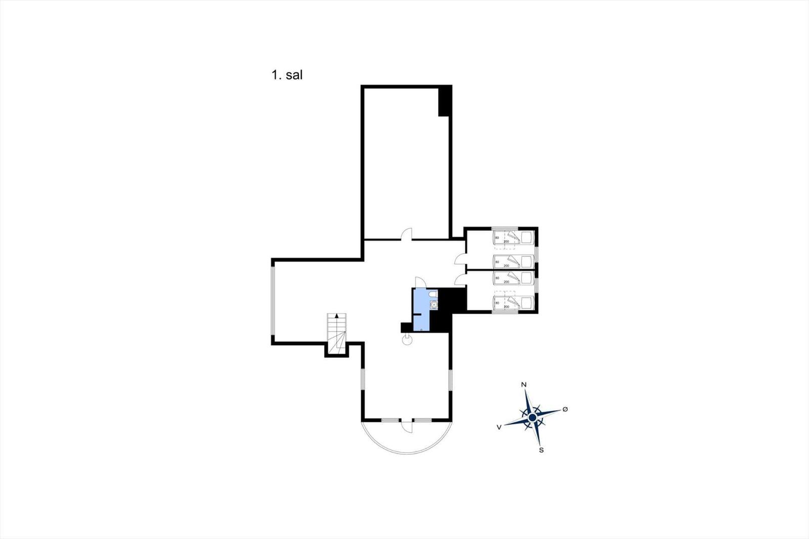 Erdgeschossplan mit drei Schlafzimmern, Bad und Wohnbereich mit Kompass