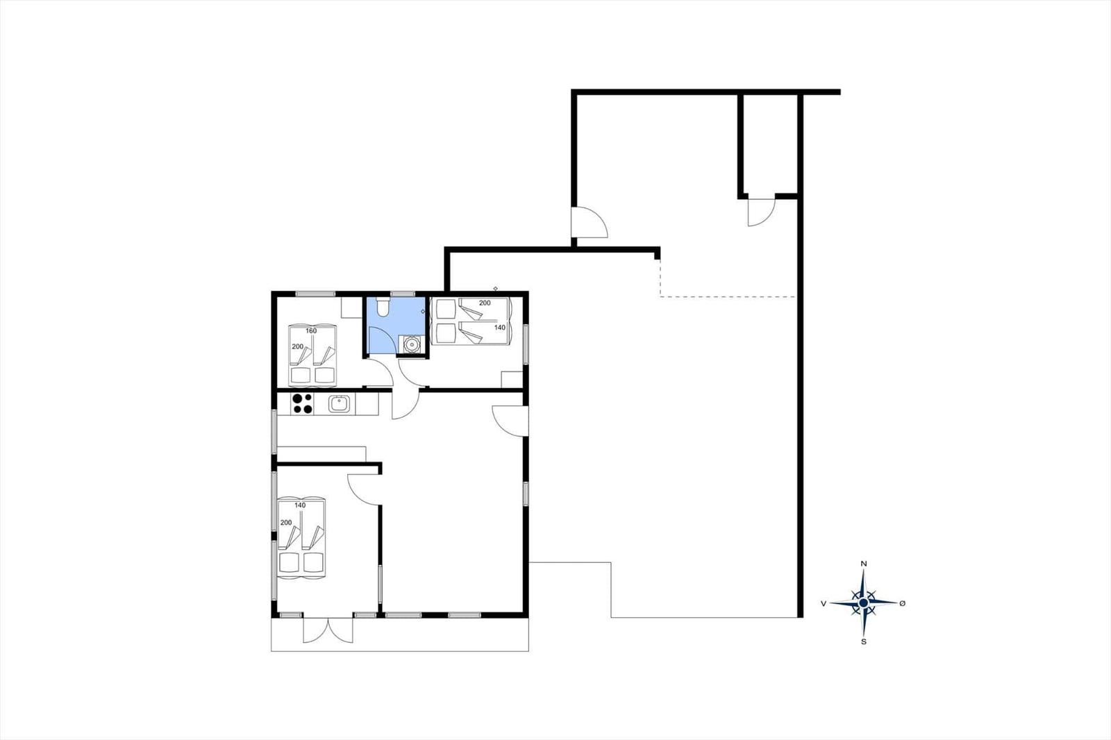 Wohnung mit drei Schlafzimmern, Küche und Bad. Raumübersicht mit Kompass.