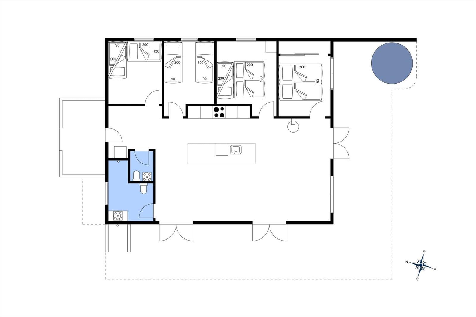 Gesamtplan mit Küche, Schlafzimmern und Bad. Außenbereich mit Pool.