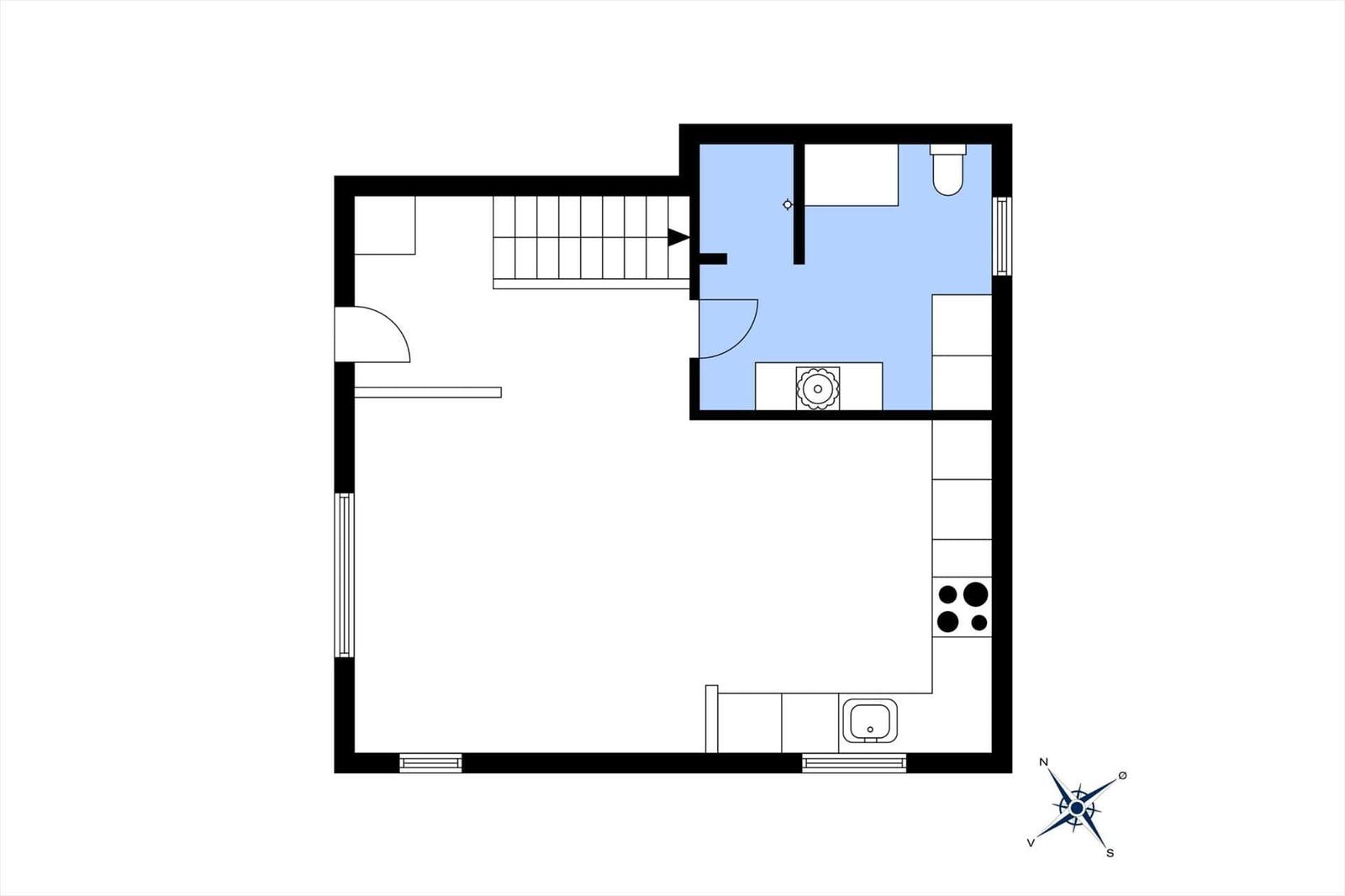 Wohnung mit Küche, Bad und Treppe zur oberen Etage.