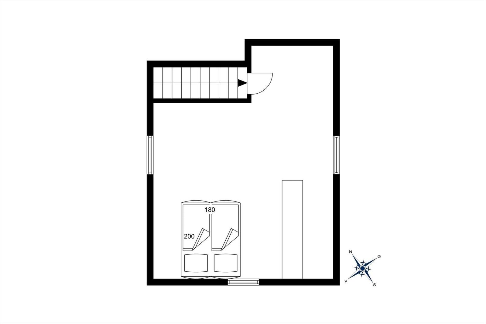 Einfache Grundrisszeichnung mit Treppenhaus und Fenstern.