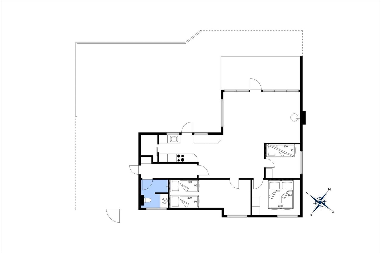Wohnung mit Küche, Bad, zwei Schlafzimmern und Wohnbereich. Orientierung mit Kompass.