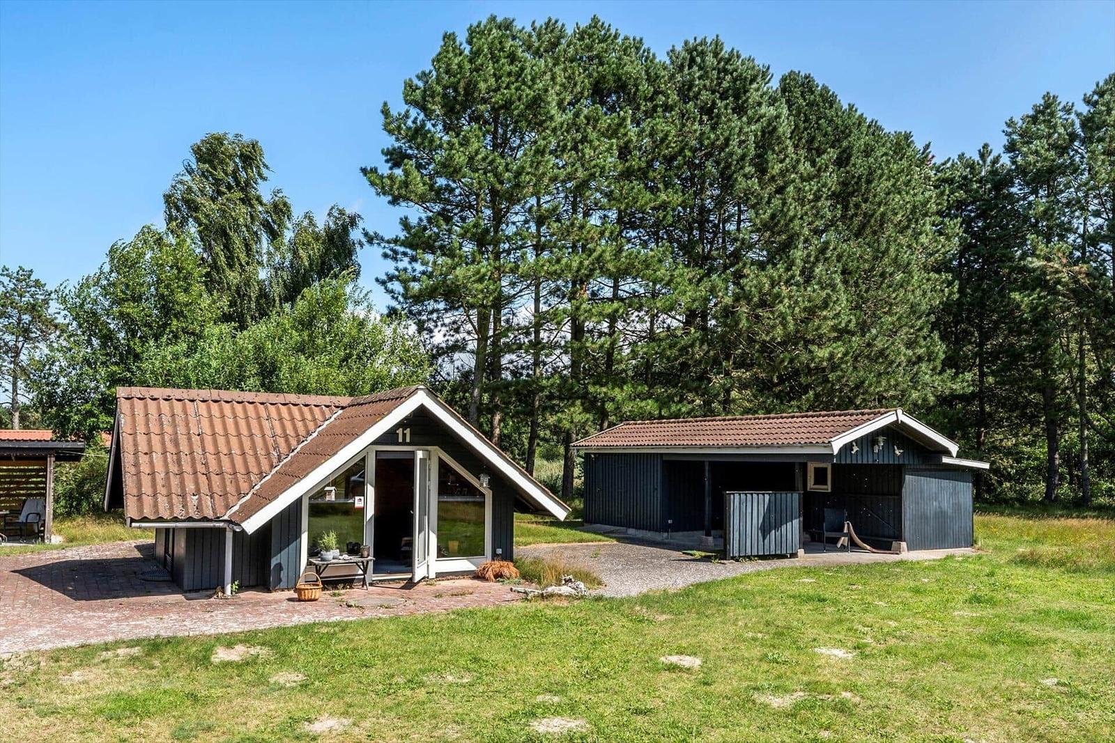 Haus mit Terrasse und Garage unter Bäumen