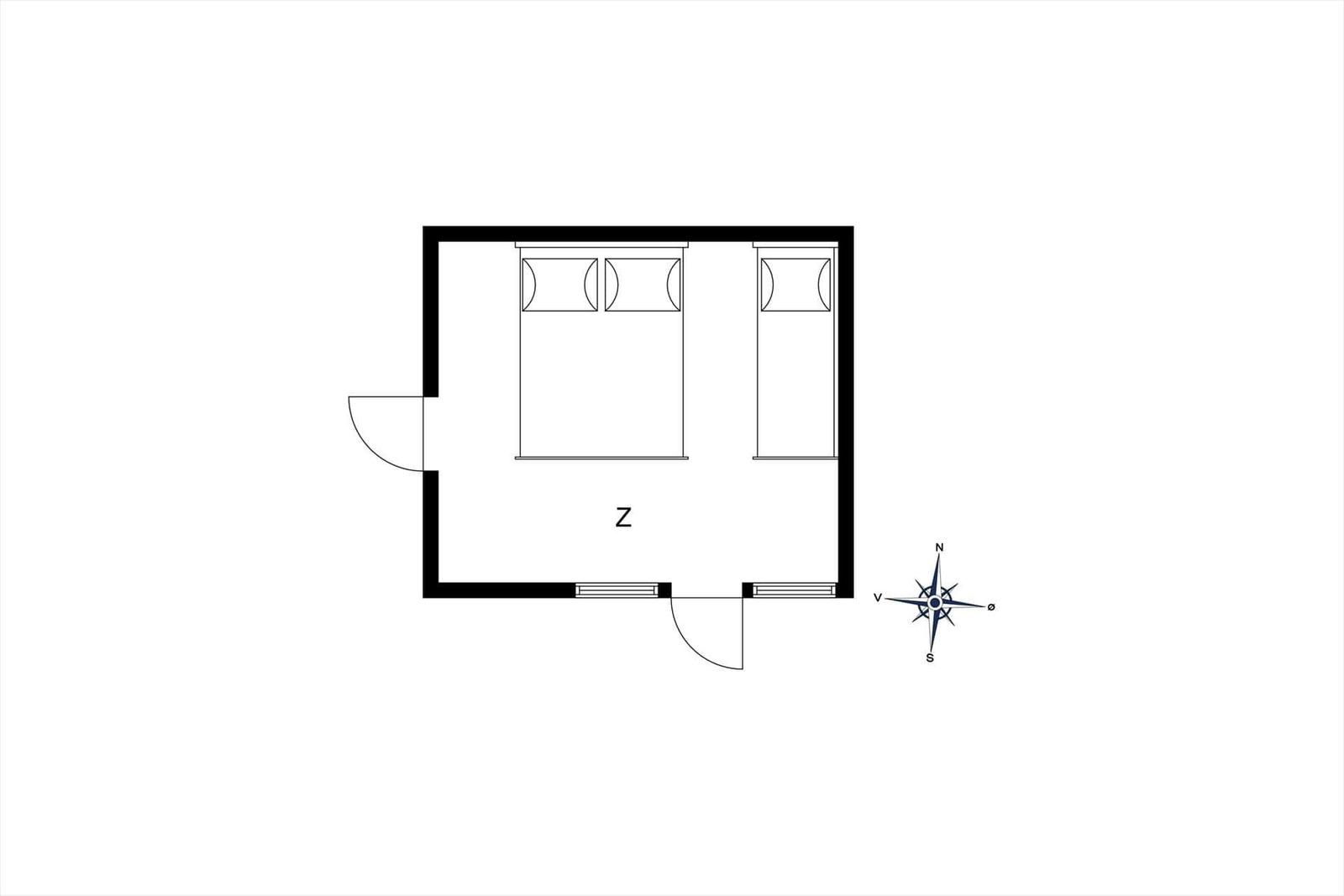 Zimmer mit zwei Betten und Eingangsbereich. Kompass zeigt Orientierung.