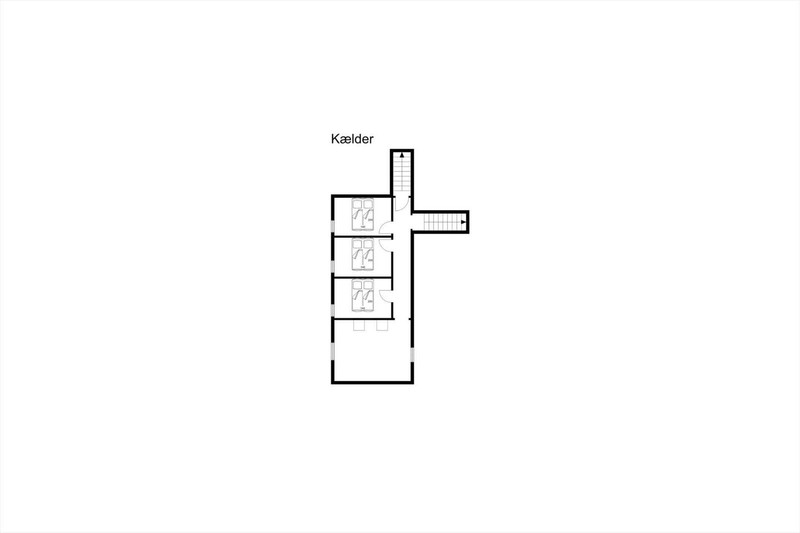 Kellerbereich mit drei Schlafzimmern und Treppe zur oberen Etage.