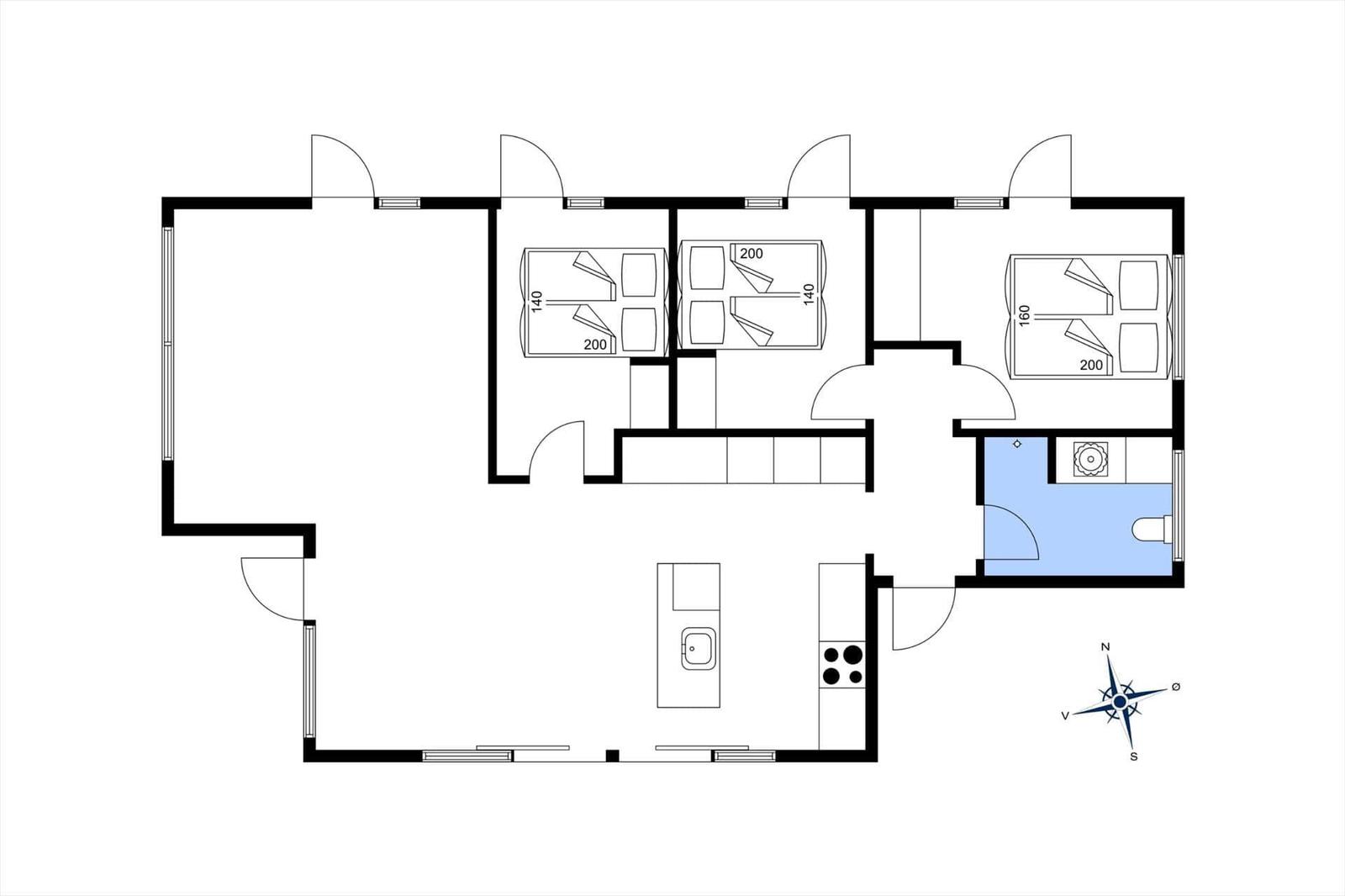 Wohnung mit Küche, Bad und drei Schlafzimmern mit Betten.