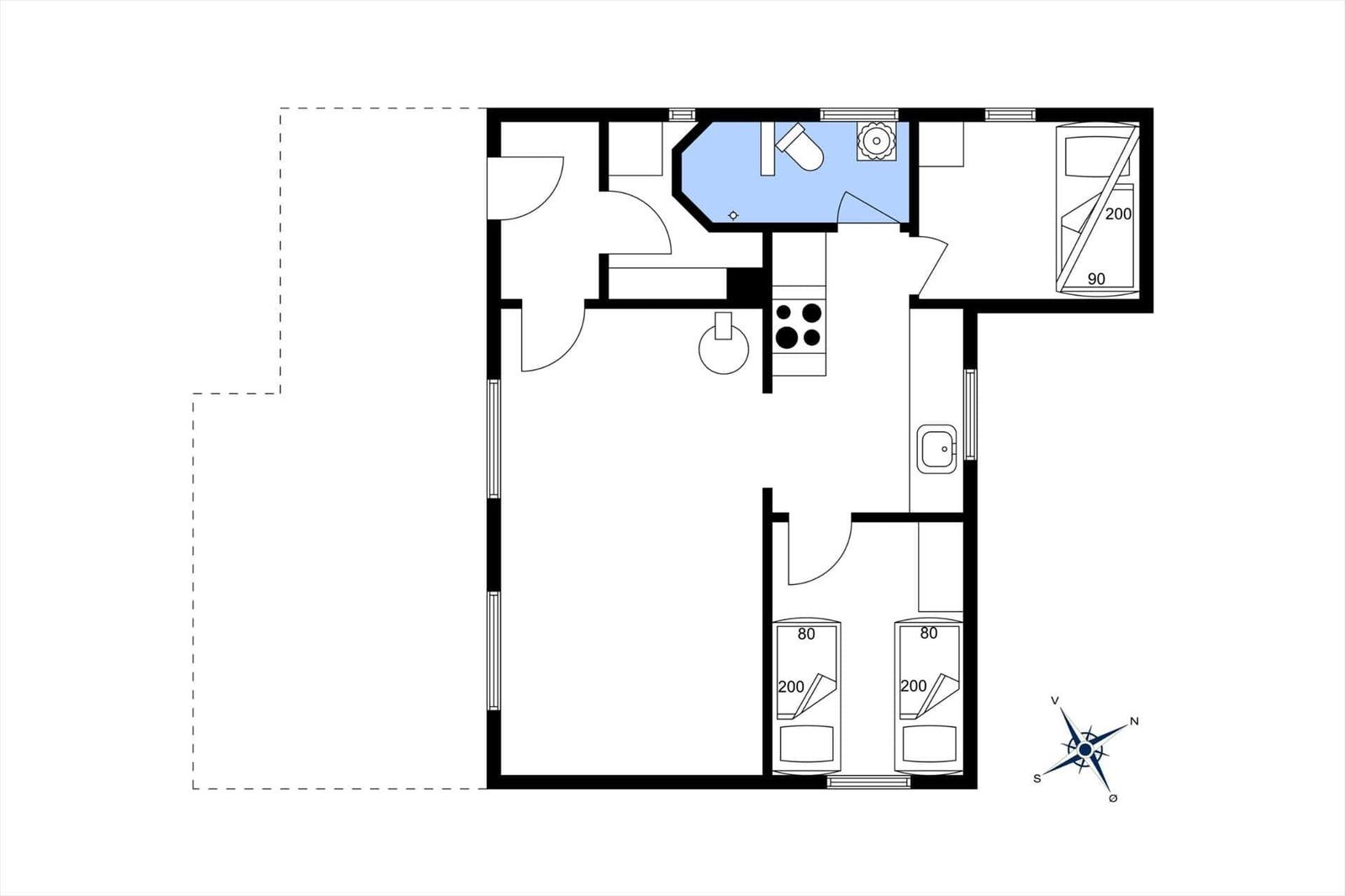 Wohnung mit Küche, Bad und drei Schlafzimmern mit Betten.